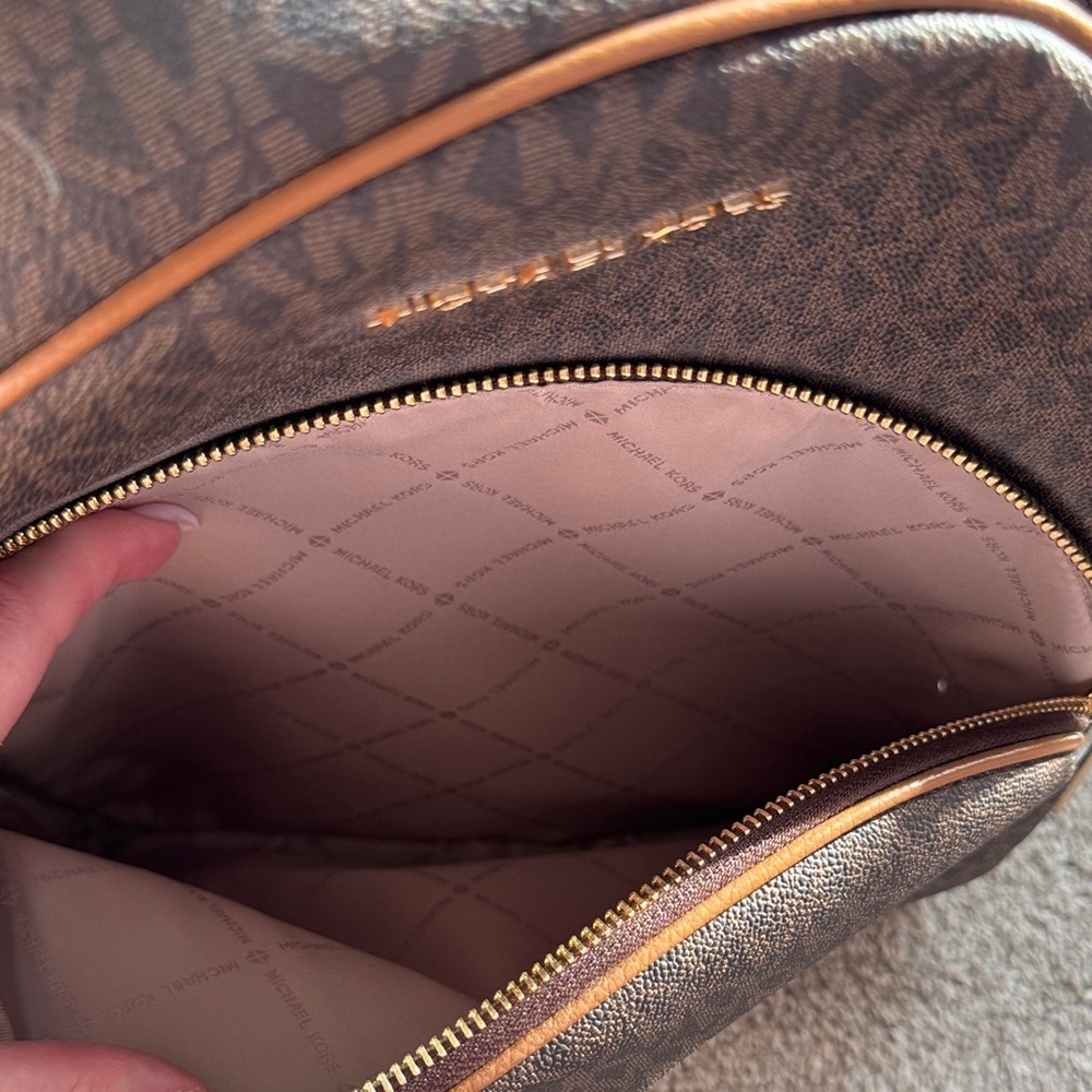 NWT Michael Kors Abbey Signature Brown/Acorn Backpack with Gold Accents (Large) - Picture 3 of 11
